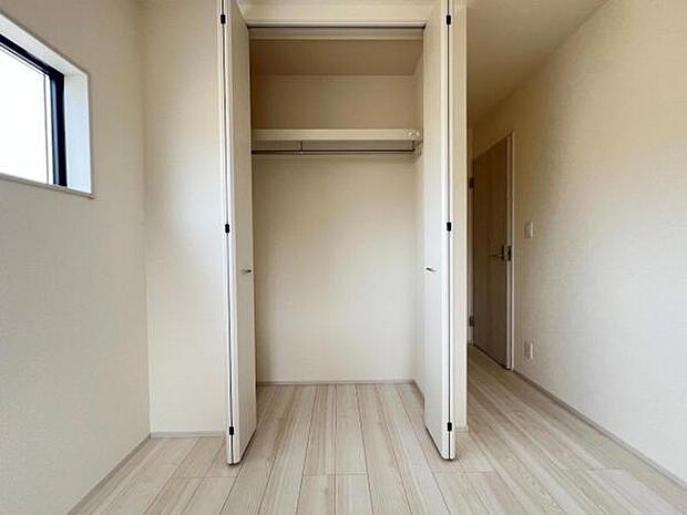 いつでもお部屋をスッキリお使い頂ける収納スペースを設置。