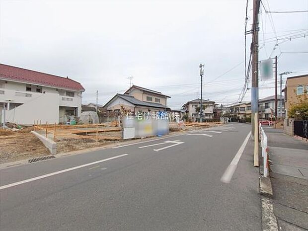 前面道路を含めた現地写真です。