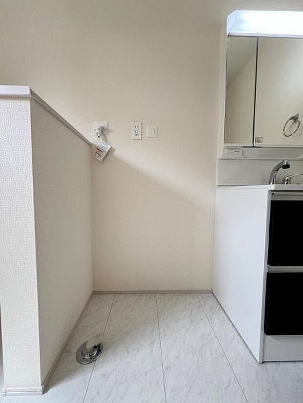 独立洗面台の横にはランドリースペースがございます。