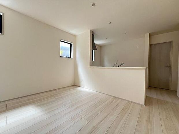 お食事中もキッチンと会話が楽しめるダイニングスペース。