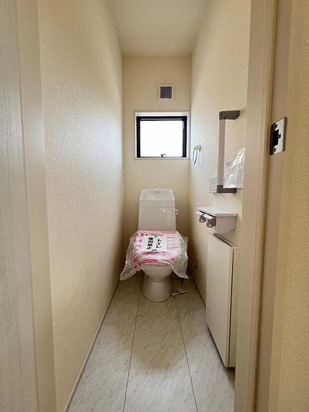 シャワー洗浄機能付のトイレは、清潔感が印象的な空間ですね。