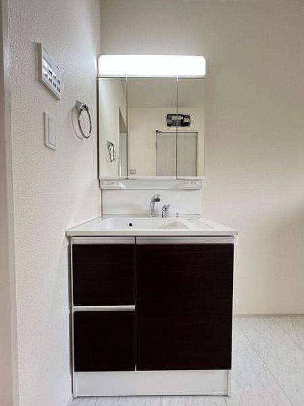 洗面化粧台です。朝の身支度から1日が始まります。