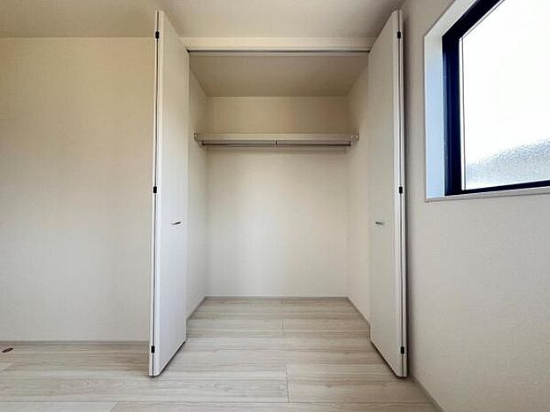 いつでもお部屋をスッキリお使い頂ける収納スペースを設置。