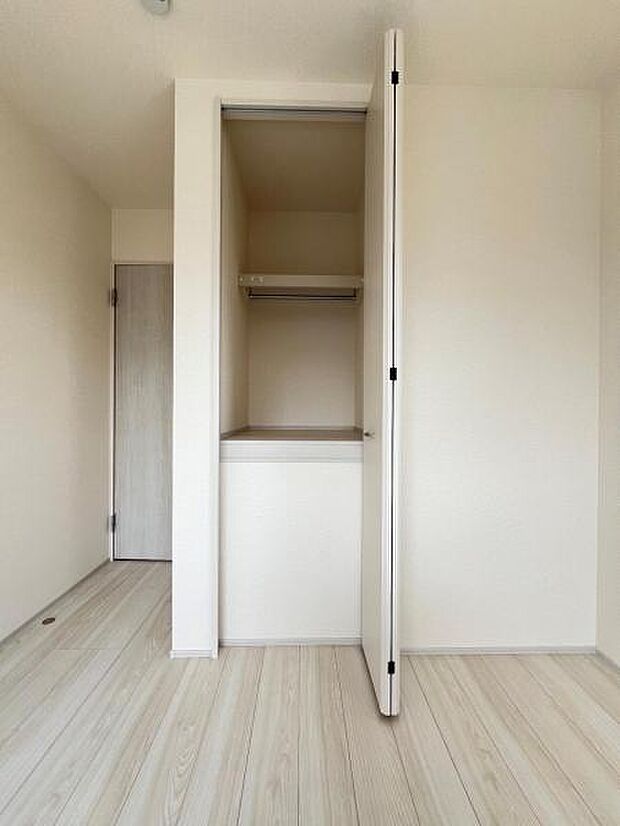 いつでもお部屋をスッキリお使い頂ける収納スペースを設置。