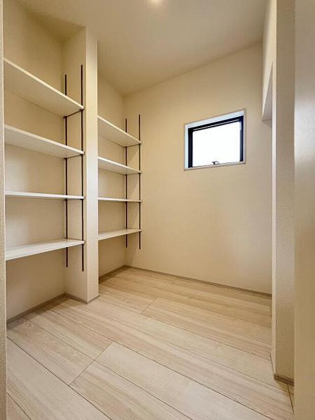 ウォークインクローゼットがあり収納スペースも豊富。季節物もスッキリ片付きそうです。