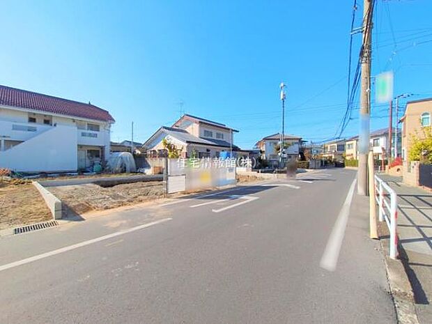 前面道路を含めた現地写真です。