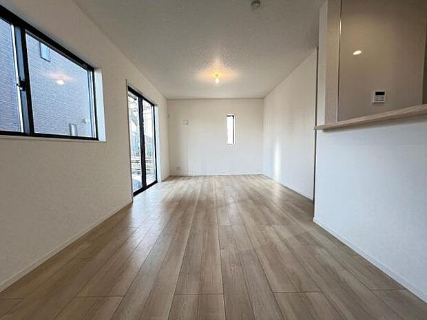 お食事中もキッチンと会話が楽しめるダイニングスペース。