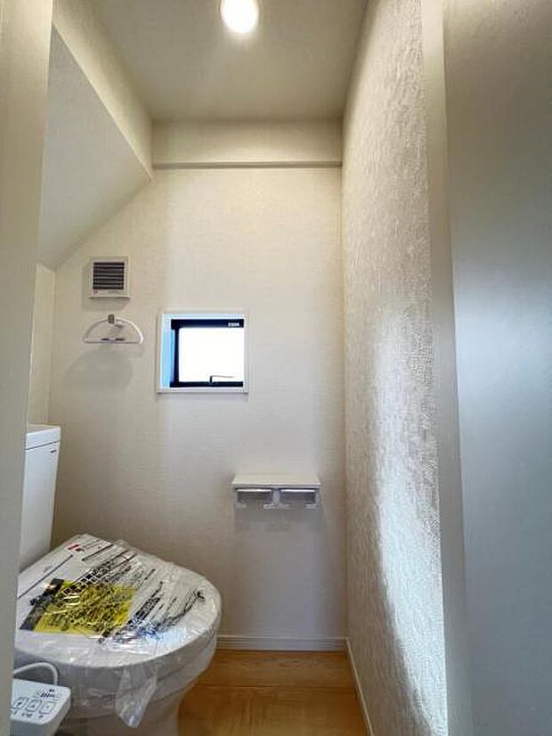 シャワー洗浄機能付のトイレは、清潔感が印象的な空間ですね。