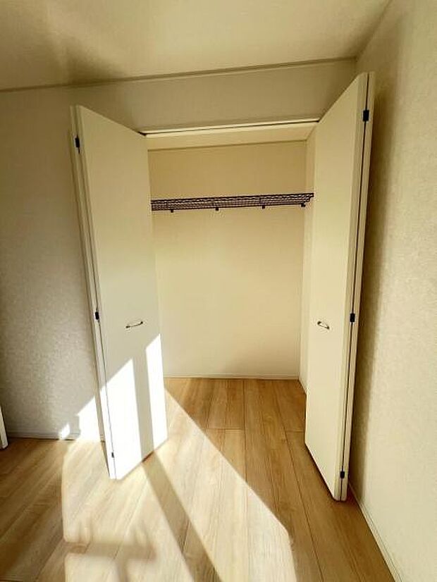 いつでもお部屋をスッキリお使い頂ける収納スペースを設置。