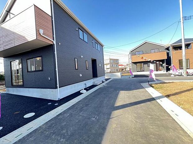 前面道路を含めた現地写真です。