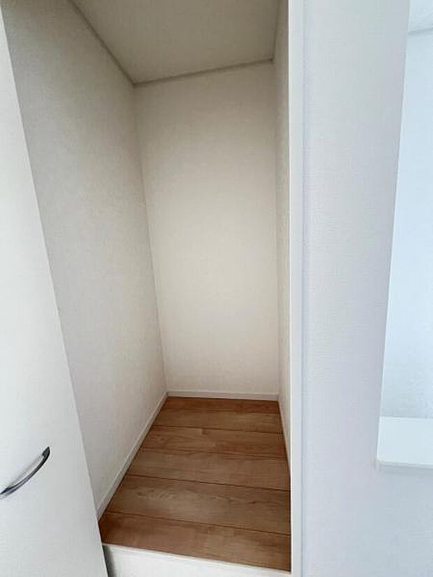 2階ホール収納です。