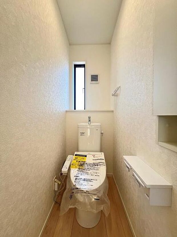 シャワー洗浄機能付のトイレは、清潔感が印象的な空間ですね。