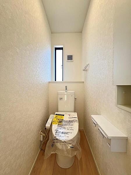 シャワー洗浄機能付のトイレは、清潔感が印象的な空間ですね。