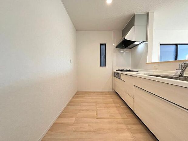 作業スペースが広く家事動線をゆったりと確保できるキッチンです。