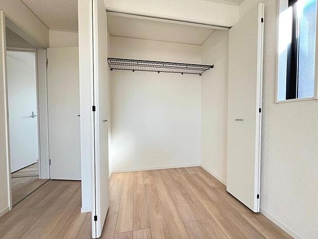 いつでもお部屋をスッキリお使い頂ける収納スペースを設置。