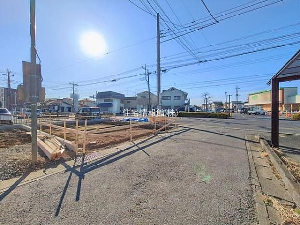 前面道路を含めた現地写真です。