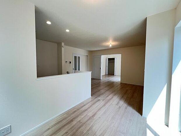 お食事中もキッチンと会話が楽しめるダイニングスペース。