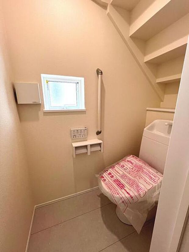 シャワー洗浄機能付のトイレは、清潔感が印象的な空間ですね。