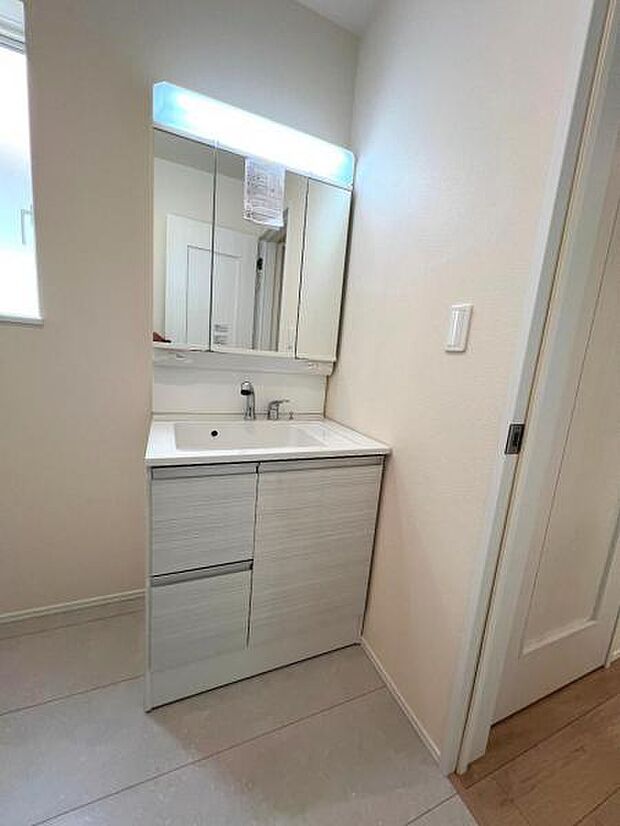 洗面化粧台です。朝の身支度から1日が始まります。