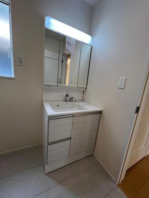 洗面化粧台です。朝の身支度から1日が始まります。