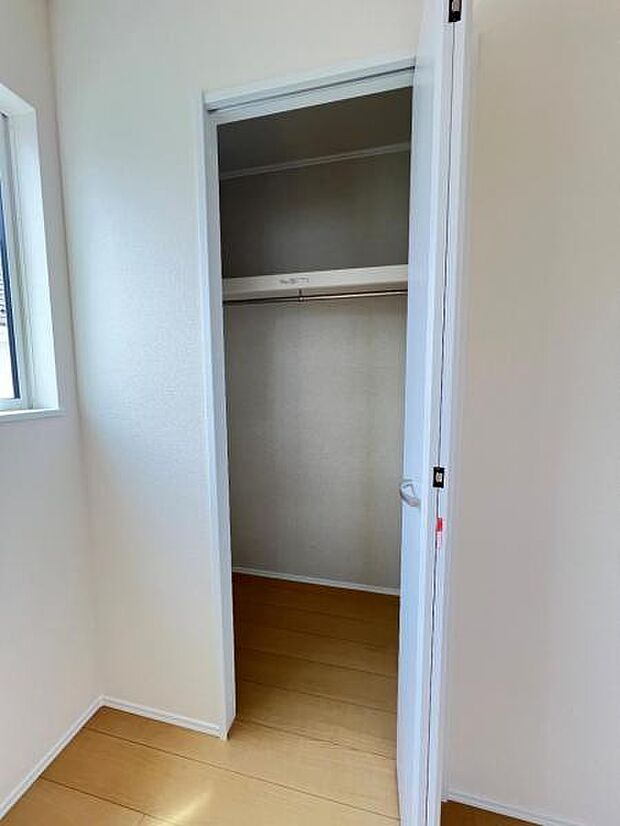 枕棚とハンガーパイプの付いたクローゼットです。