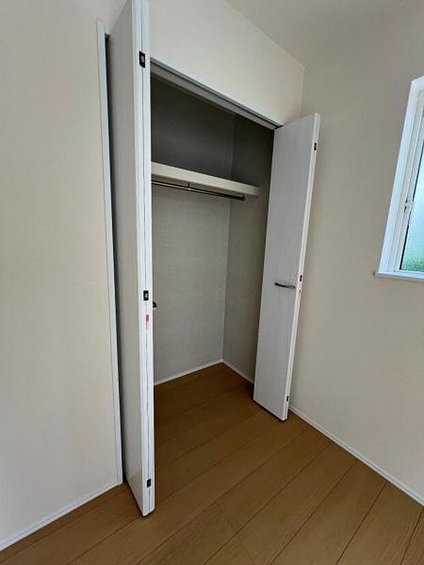 いつでもお部屋をスッキリお使い頂ける収納スペースを設置。