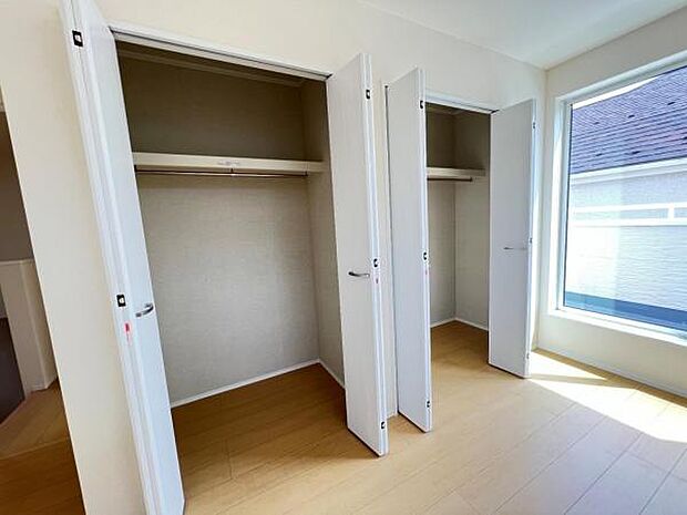 中の物を確認しやすく、取り出しやすい収納スペース。お部屋を広々とお使いいただけます。