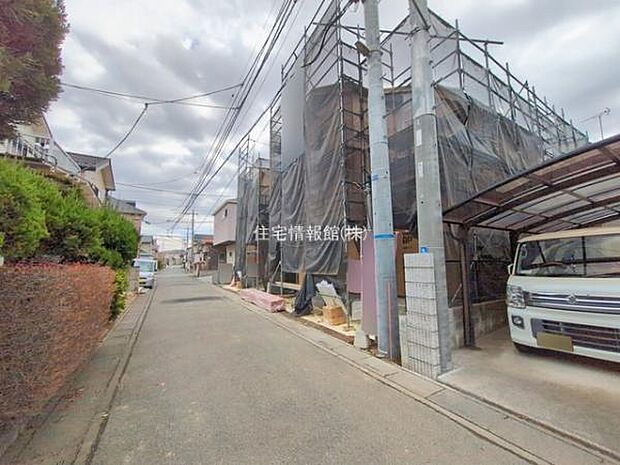 前面道路を含めた現地写真です。