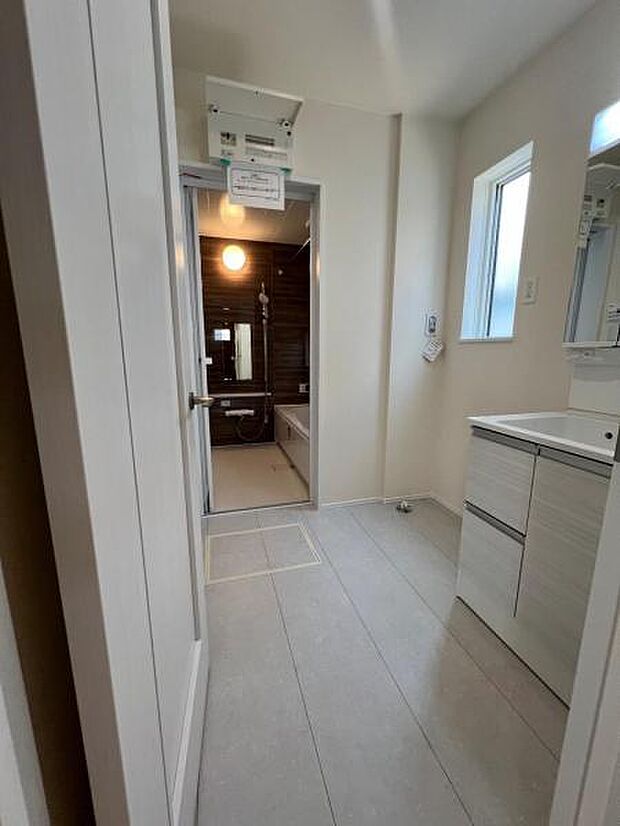 脱衣所は小さなお子様がいるご家庭にも重宝されます。