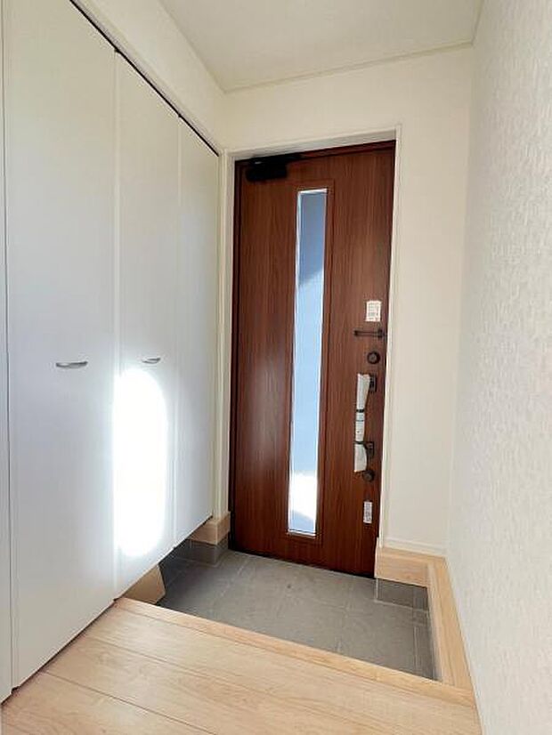 綺麗で明るい玄関でお客様をお迎えいただけます。