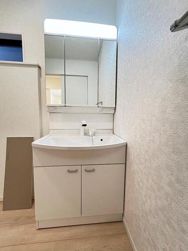 洗面化粧台です。朝の身支度から1日が始まります。