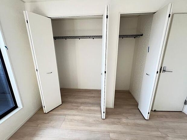 枕棚とハンガーパイプの付いたクローゼットです。