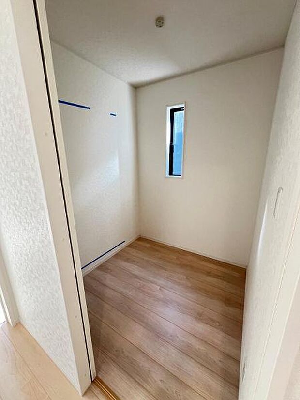 ウォークインクローゼットがあり収納スペースも豊富。季節物もスッキリ片付きそうです。