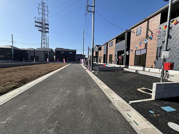 前面道路を含めた現地写真です。