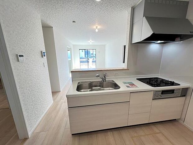 お食事中もキッチンと会話が楽しめるダイニングスペース。