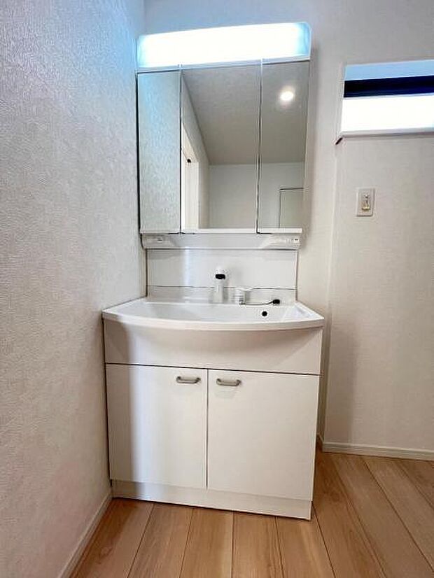 洗面化粧台です。朝の身支度から1日が始まります。