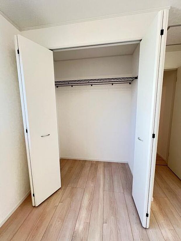 枕棚とハンガーパイプの付いたクローゼットです。