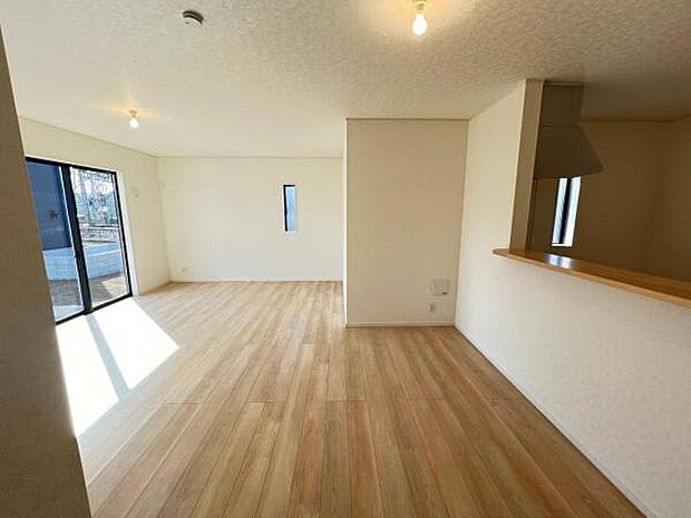 お食事中もキッチンと会話が楽しめるダイニングスペース。