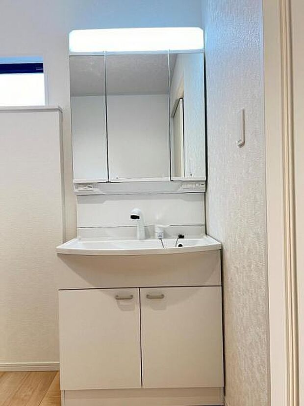 洗面化粧台です。朝の身支度から1日が始まります。