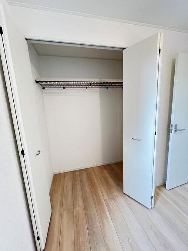 いつでもお部屋をスッキリお使い頂ける収納スペースを設置。