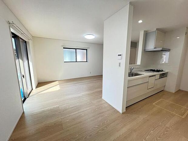 お食事中もキッチンと会話が楽しめるダイニングスペース。