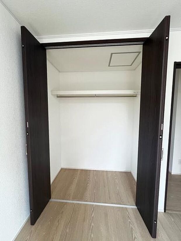 枕棚とハンガーパイプの付いたクローゼットです。