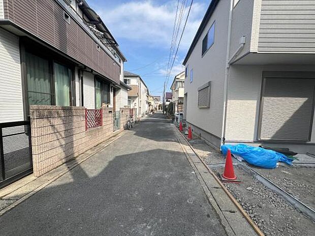 前面道路を含めた現地写真です。