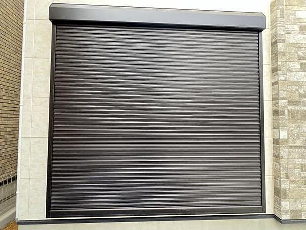 雨戸シャッター付きで、防災・防犯に心強いですね。