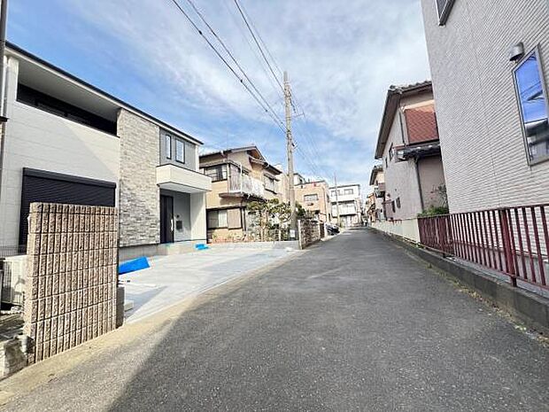 前面道路を含めた現地写真です。