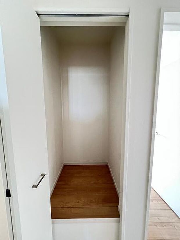 2階の廊下の収納です♪