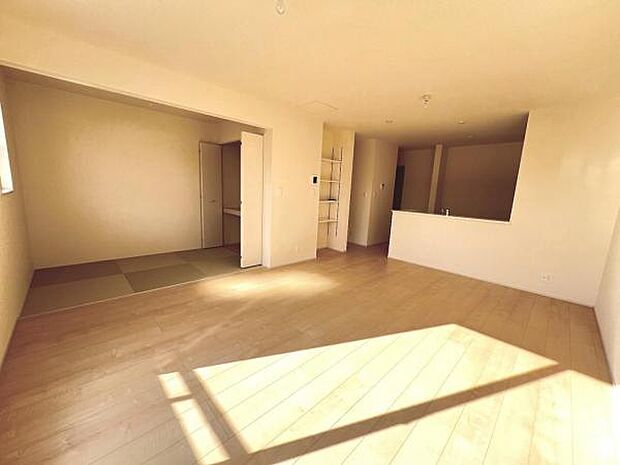 お食事中もキッチンと会話が楽しめるダイニングスペース。