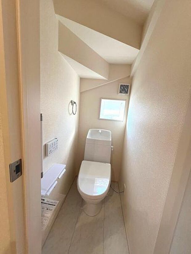 シャワー洗浄機能付のトイレは、清潔感が印象的な空間ですね。