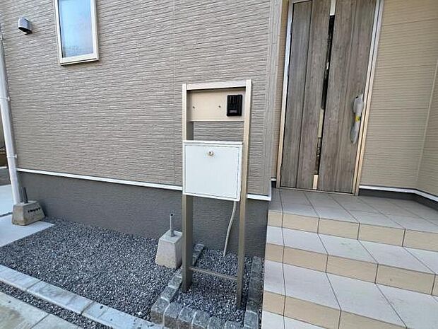 TVドアホンとポストが付いた門柱です。