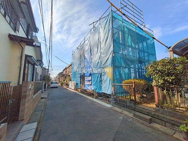 前面道路を含めた現地写真です。